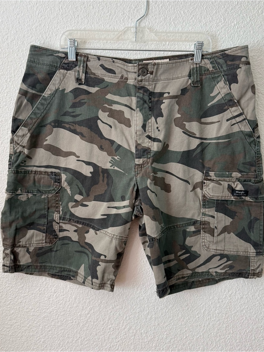 Wrangler Mens Camo Cargo Shorts Size 40 Relaxed Fit Stretch Cotton Utility Hiker